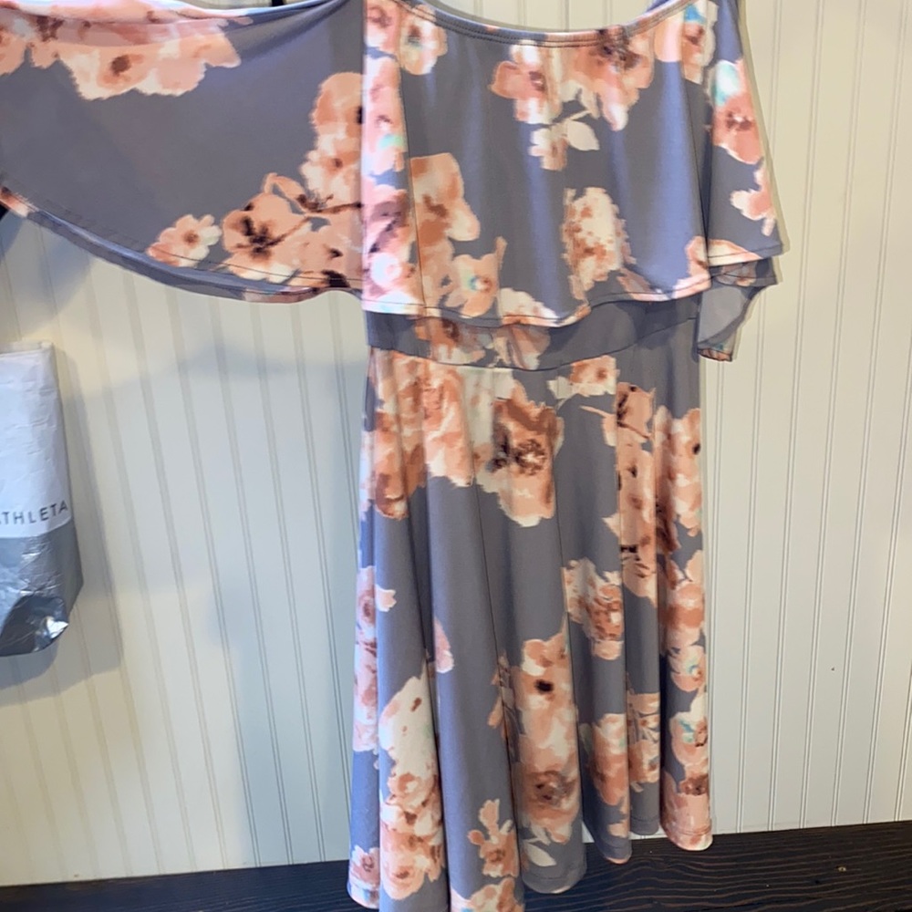Beautiful off the shoulder dress perfect for brunch with friends! 🤍
